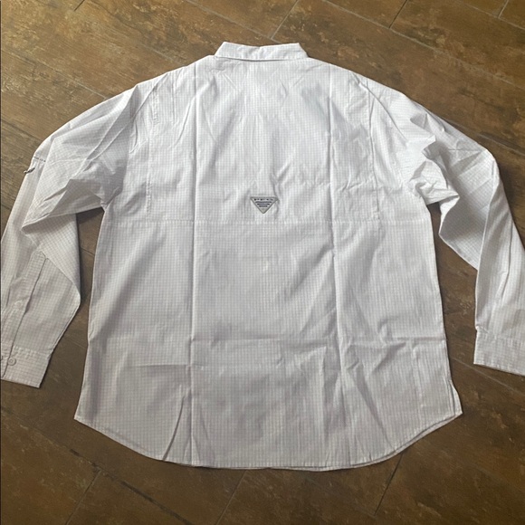 Columbia White Casual Button Down Shirt. Plaid pattern. Omni Wick-UPF 40. Large. - Picture 7 of 7